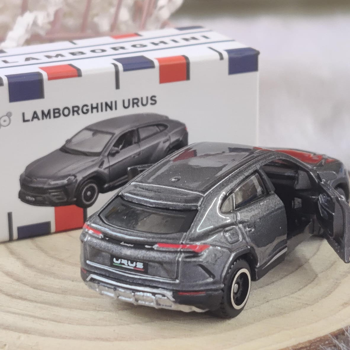 Official Bburago Lamborghini Urus - 1 : 64 Diecast Scale Model